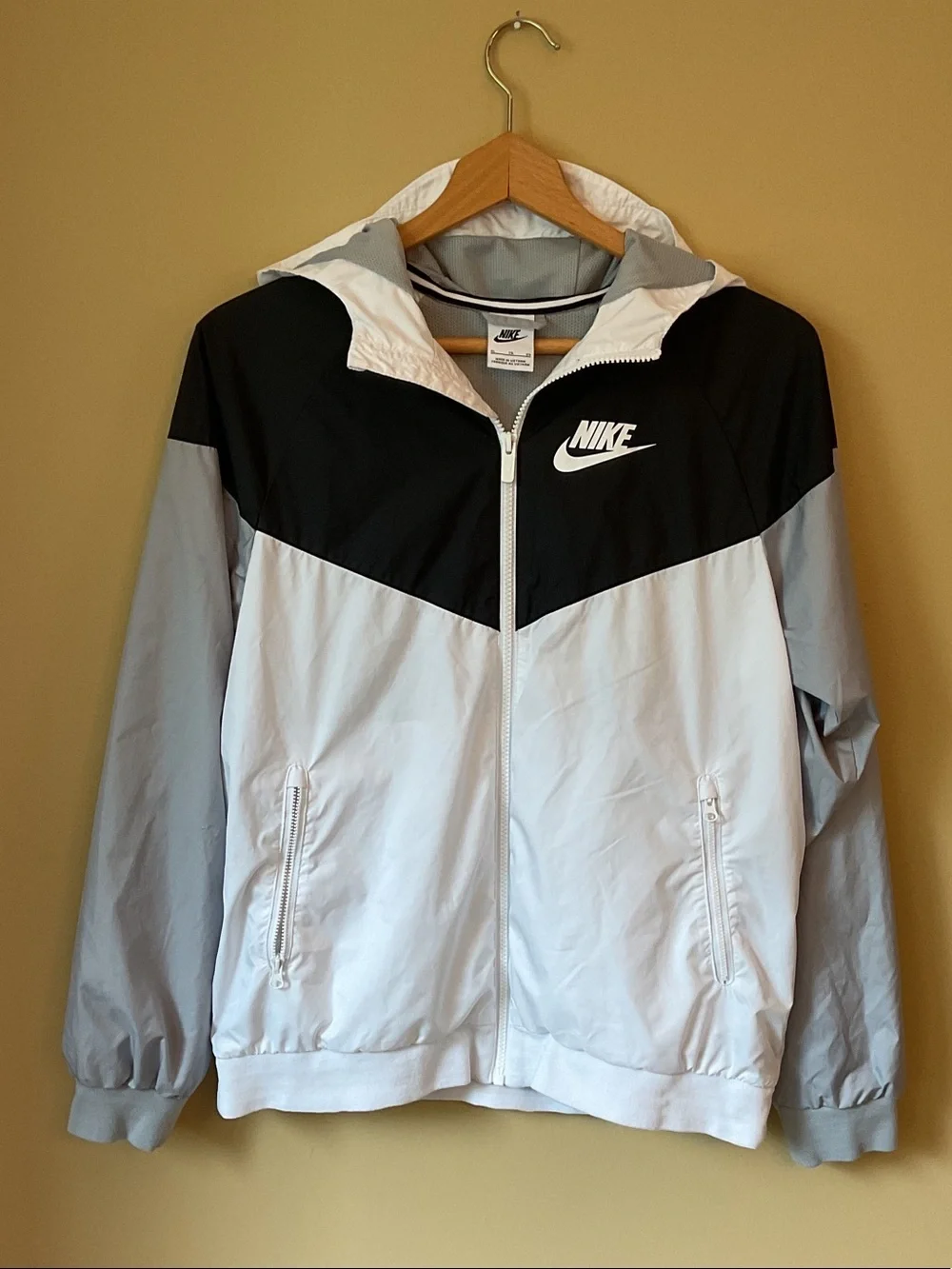 Boy’s size XL Nike Black, White & Light Gray Colorblock Hooded Windbreaker